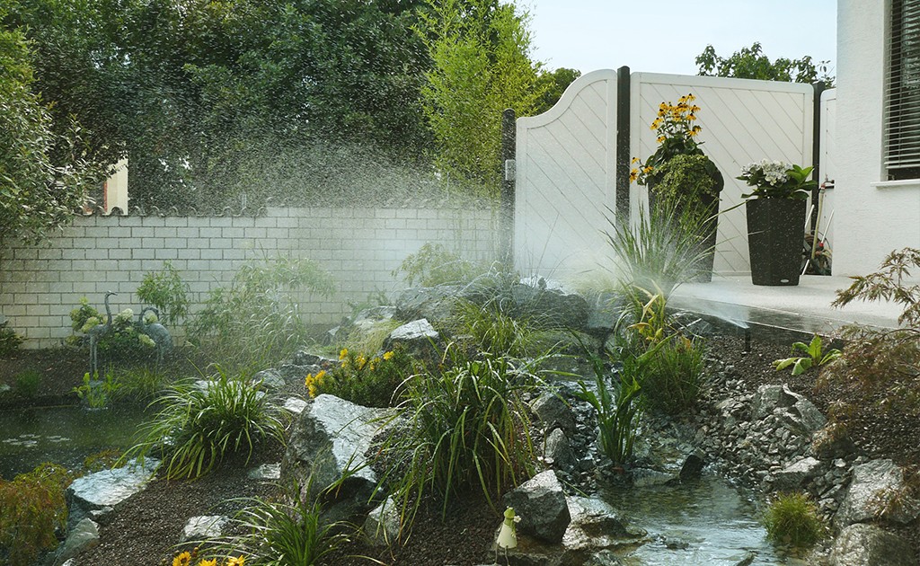 Bewässerungssystem - frisches Wasser für Pflanzen und Gartenklima